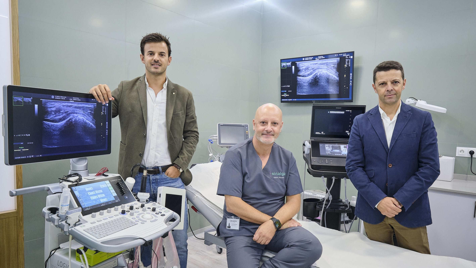 De izquierda a derecha, Juan Casar, Nacho Bocardo y Diego Benítez en una de las salas de la clínica.