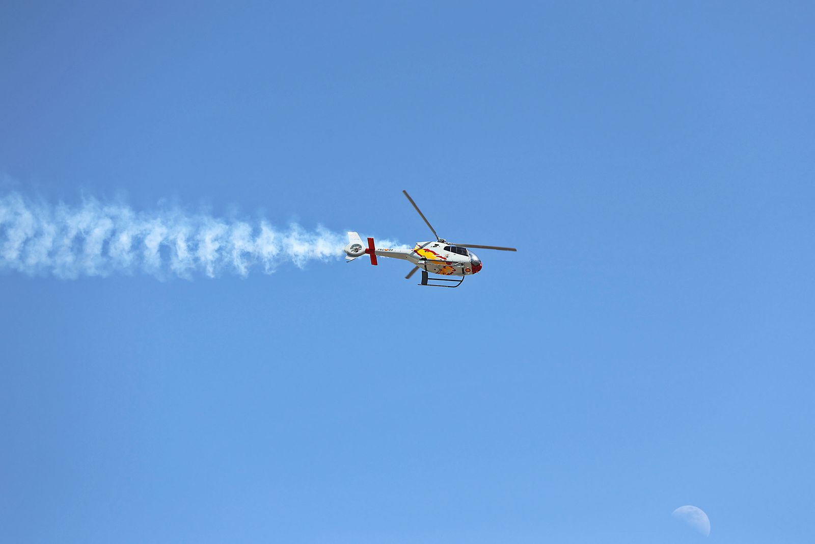 Fotografías de la exhibición aérea de la Patrulla Acrobática de Paracaidismo del Ejército del Aire 'Papea' y de la Patrulla Acrobática de Helicópteros 'ASPA'  en los actos de homenaje al centenario del Plus Ultra presidido por S.M. el Rey Felipe VI