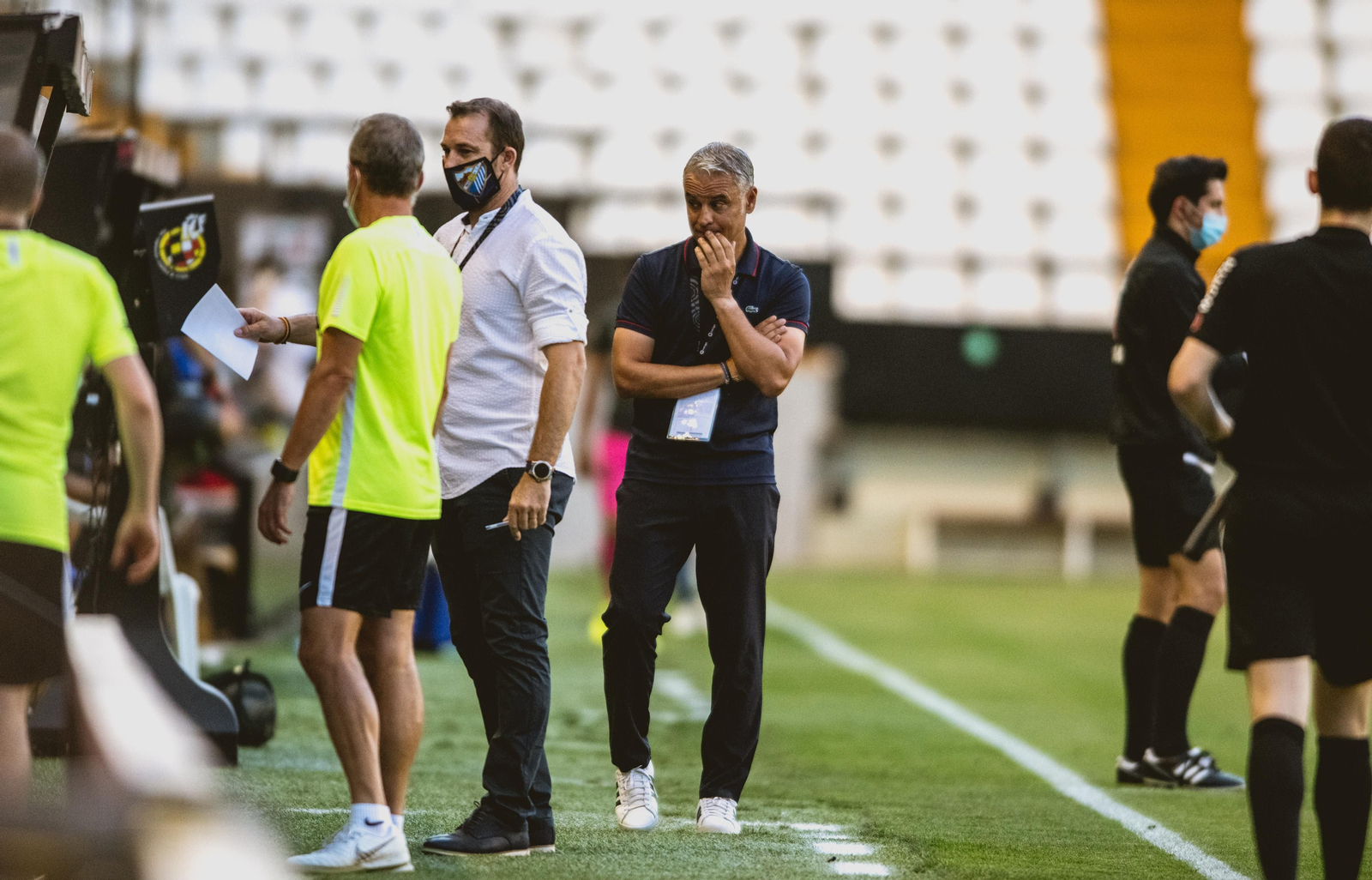 Pellicer observa al banquillo durante el partido en Vallecas.