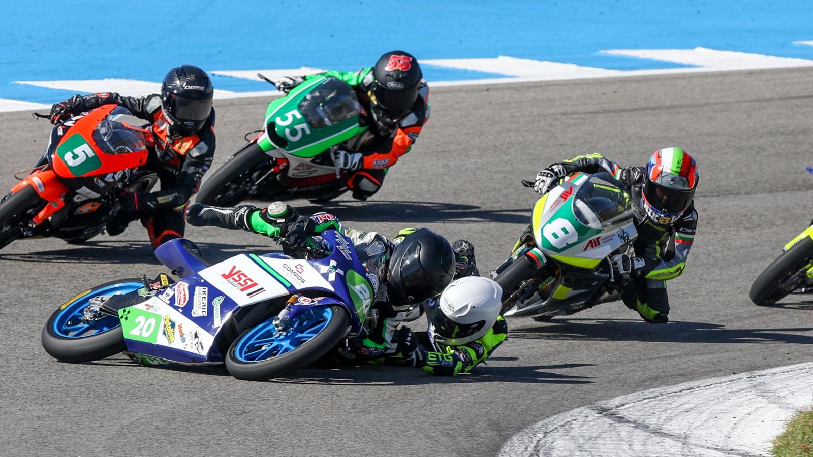 Un piloto se va al suelo en la carrera de Moto4 en la curva de entrada a meta.