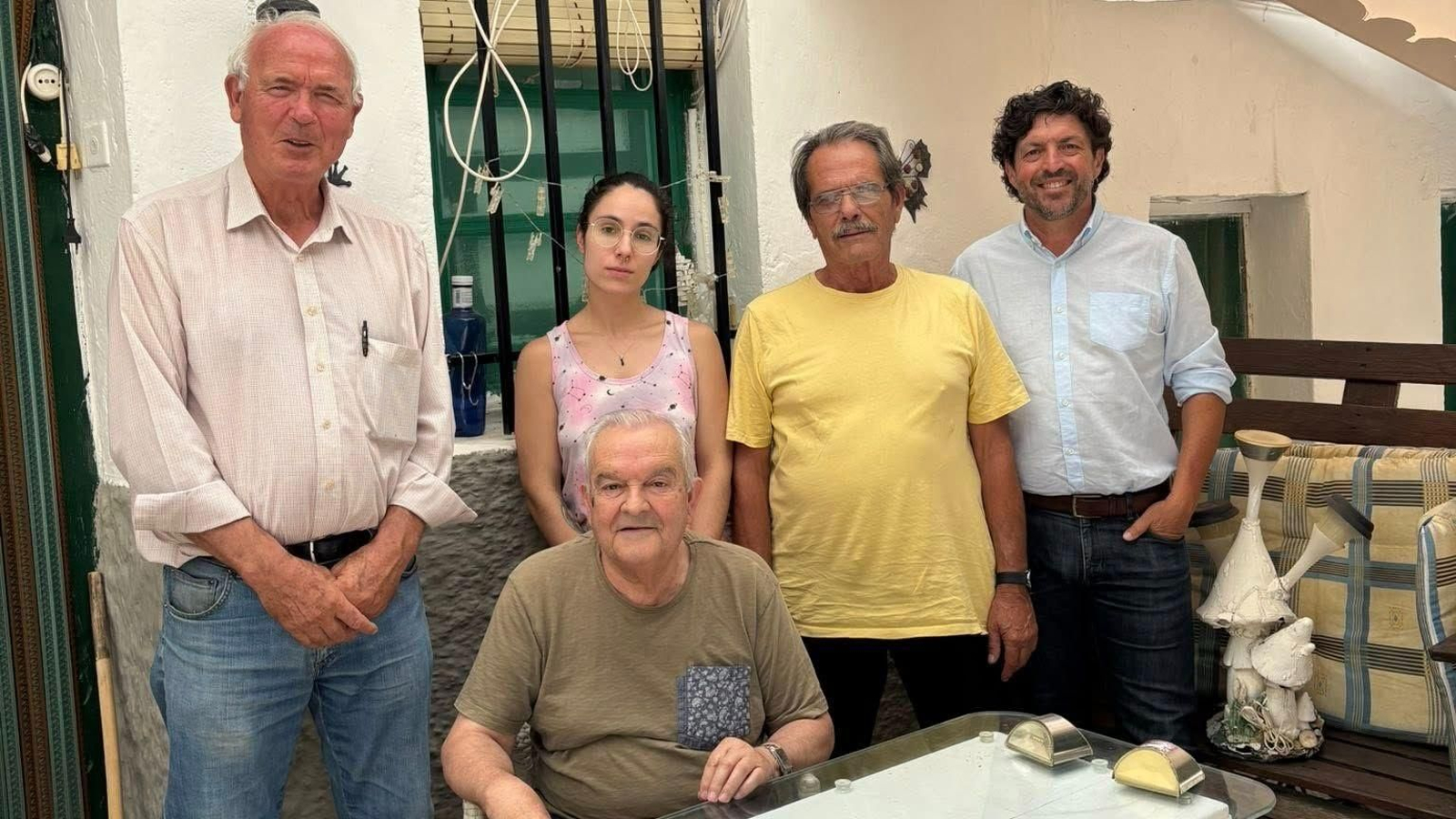 Miembros de la Fundación Savia junto a los vecinos afectados.