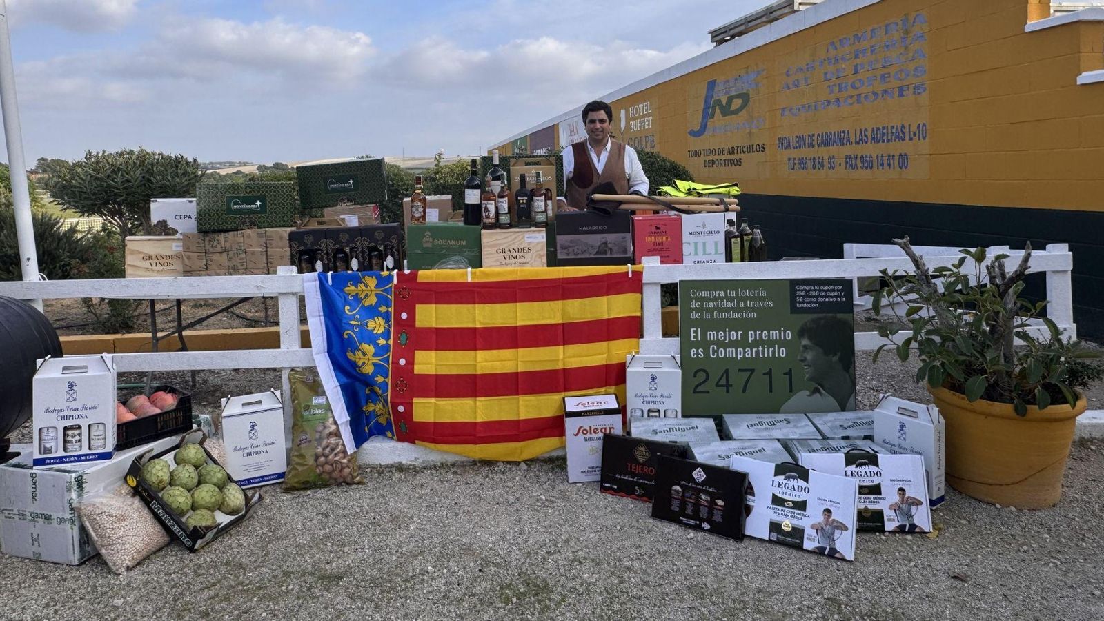 Bosco Guerrero, con los premios donados por los participantes.