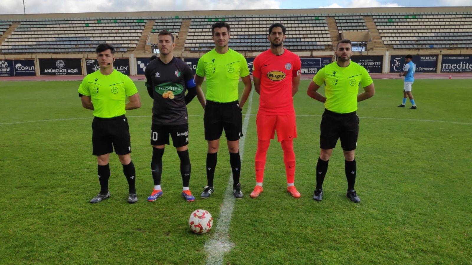 Los dos capitanes posan en la tradicional foto prepartido.