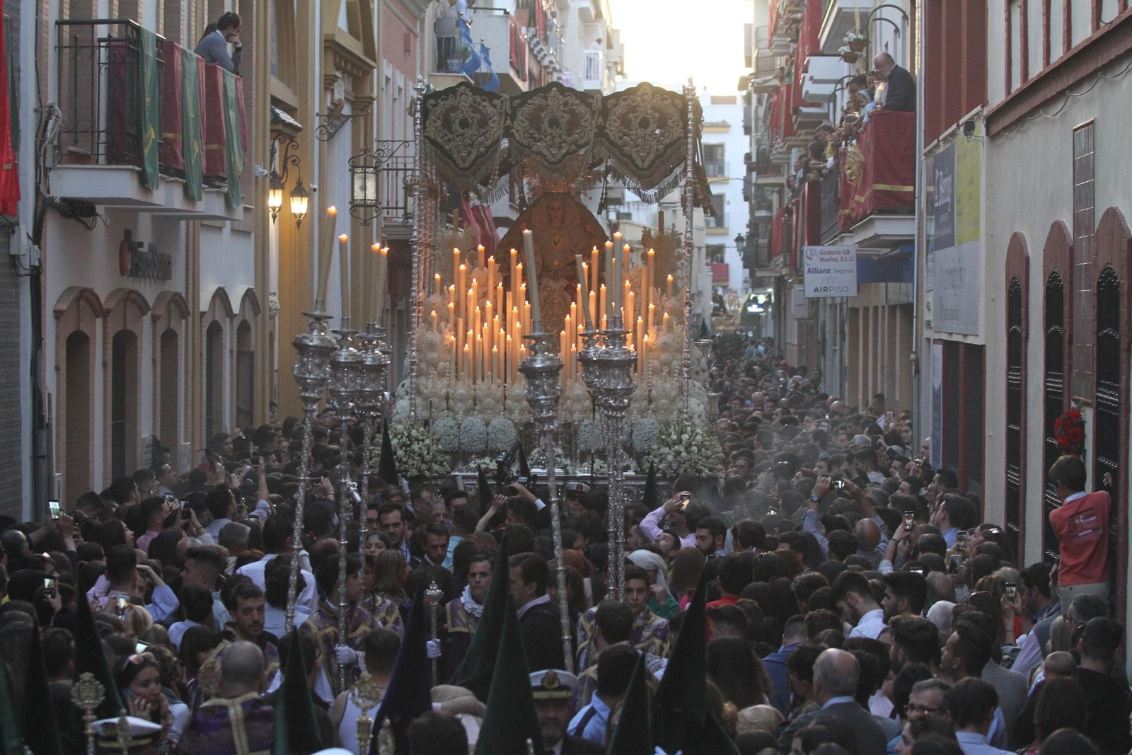 Virgen de la Esperanza de Huelva en una Semana Santa anterior.