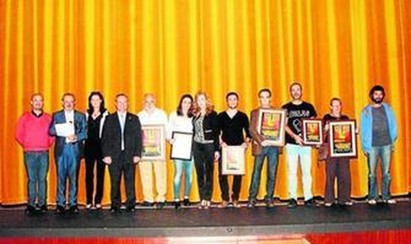 María Dolores Ortega, José Galdeano y María Ángeles Alcoba con los premiados en esta edición del Certamen.