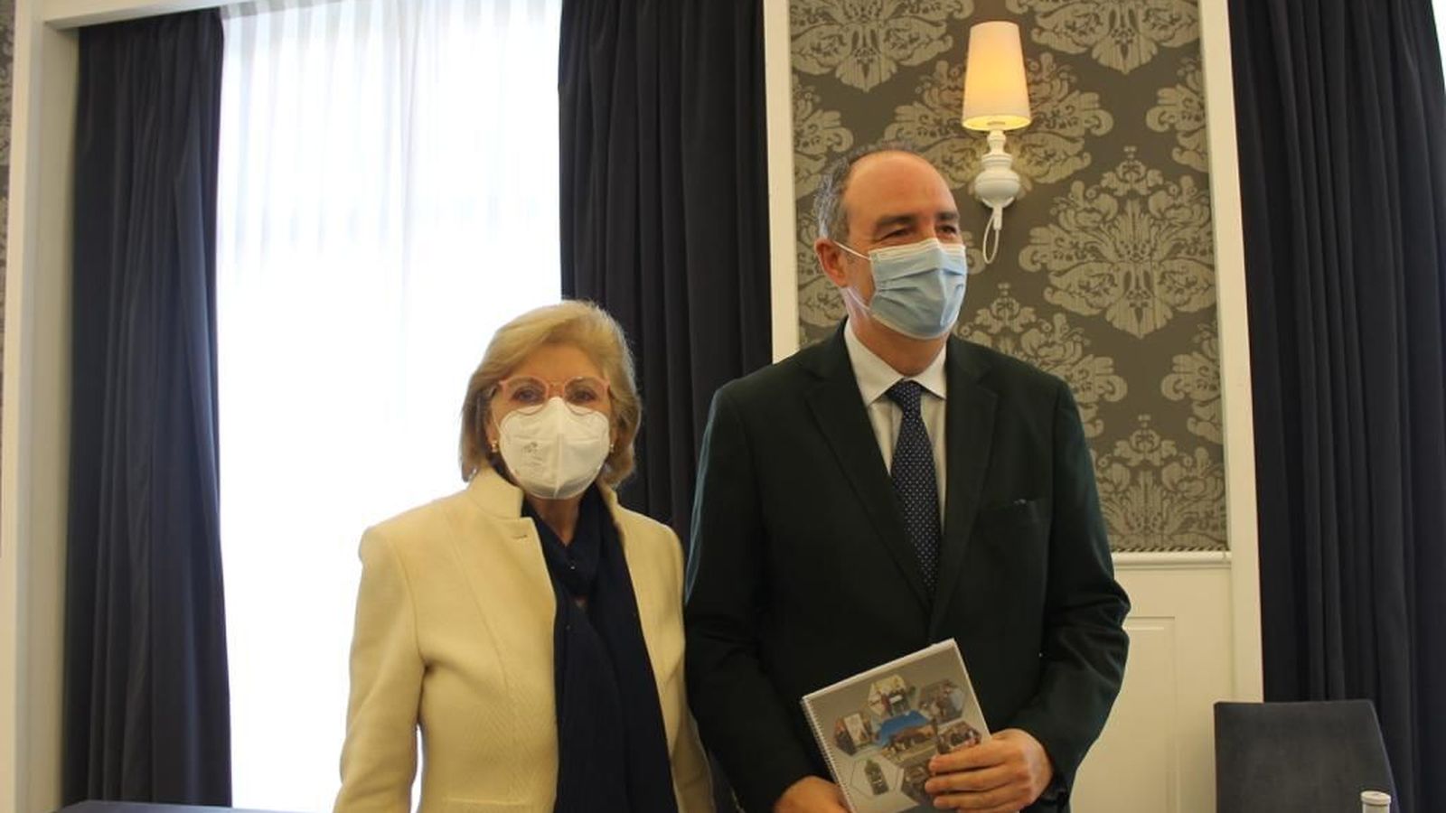 Maruja Vilches con Jaime Bretón, comisionado del Polígono Sur.