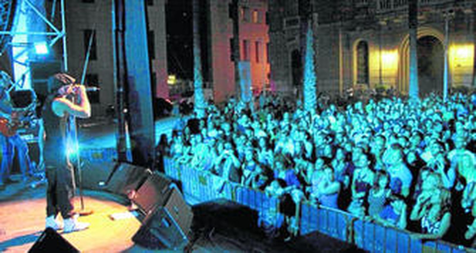 Campello cantando para sus fieles seguidores.