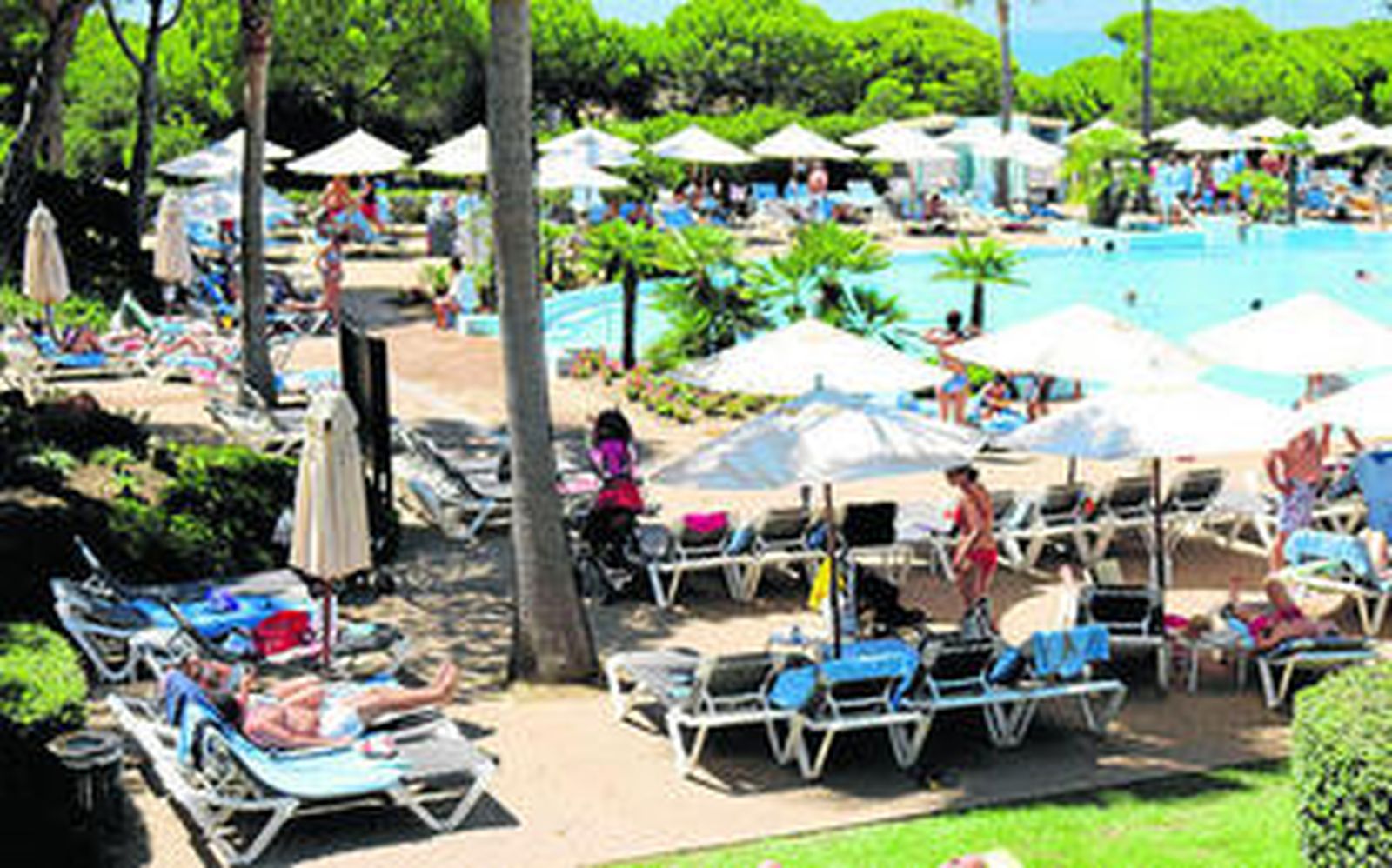 Veraneantes toman el sol en una de las piscinas de un hotel del Novo, ayer al mediodía.