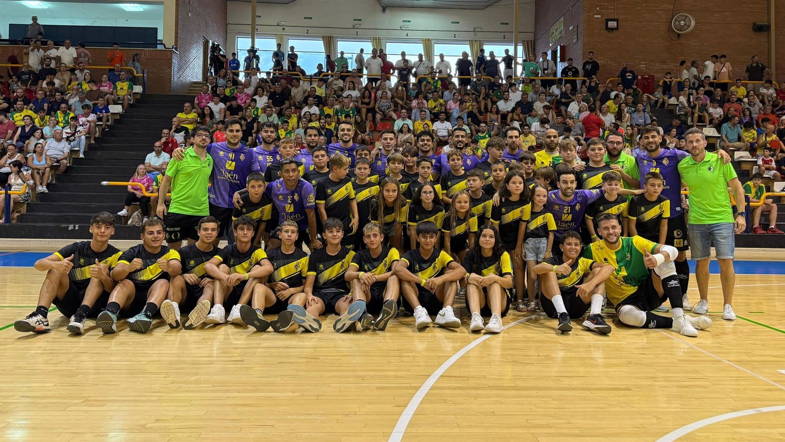 Foto de familia con el alumnado del Campus de la Garza.
