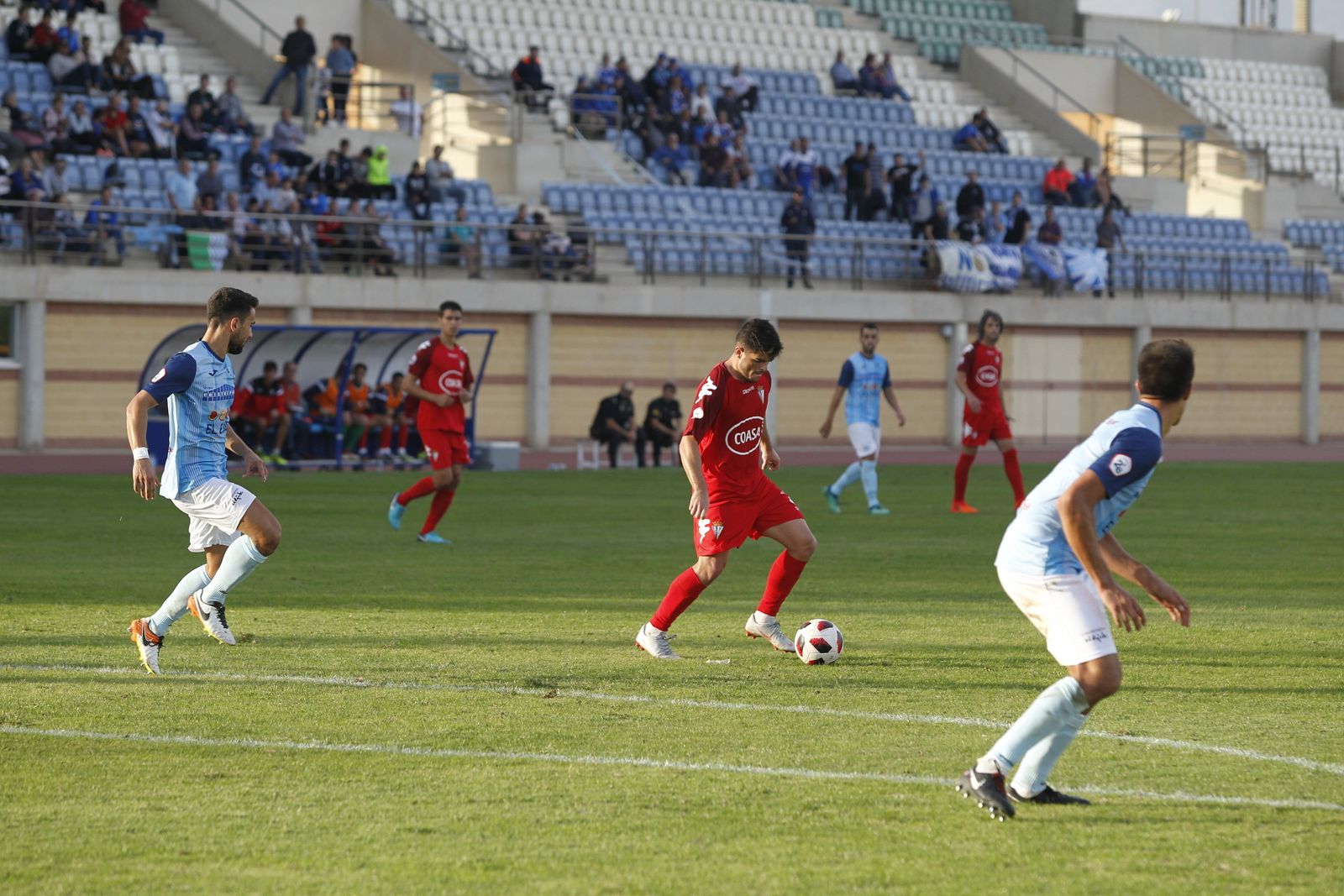 Carri, uno de los fijos en el once isleño, conduce el esférico durante un partido.