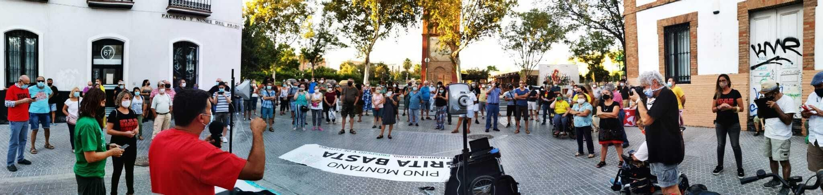 Miembros de la Marea Blanca y la Marea Verde, ayer en asamblea.