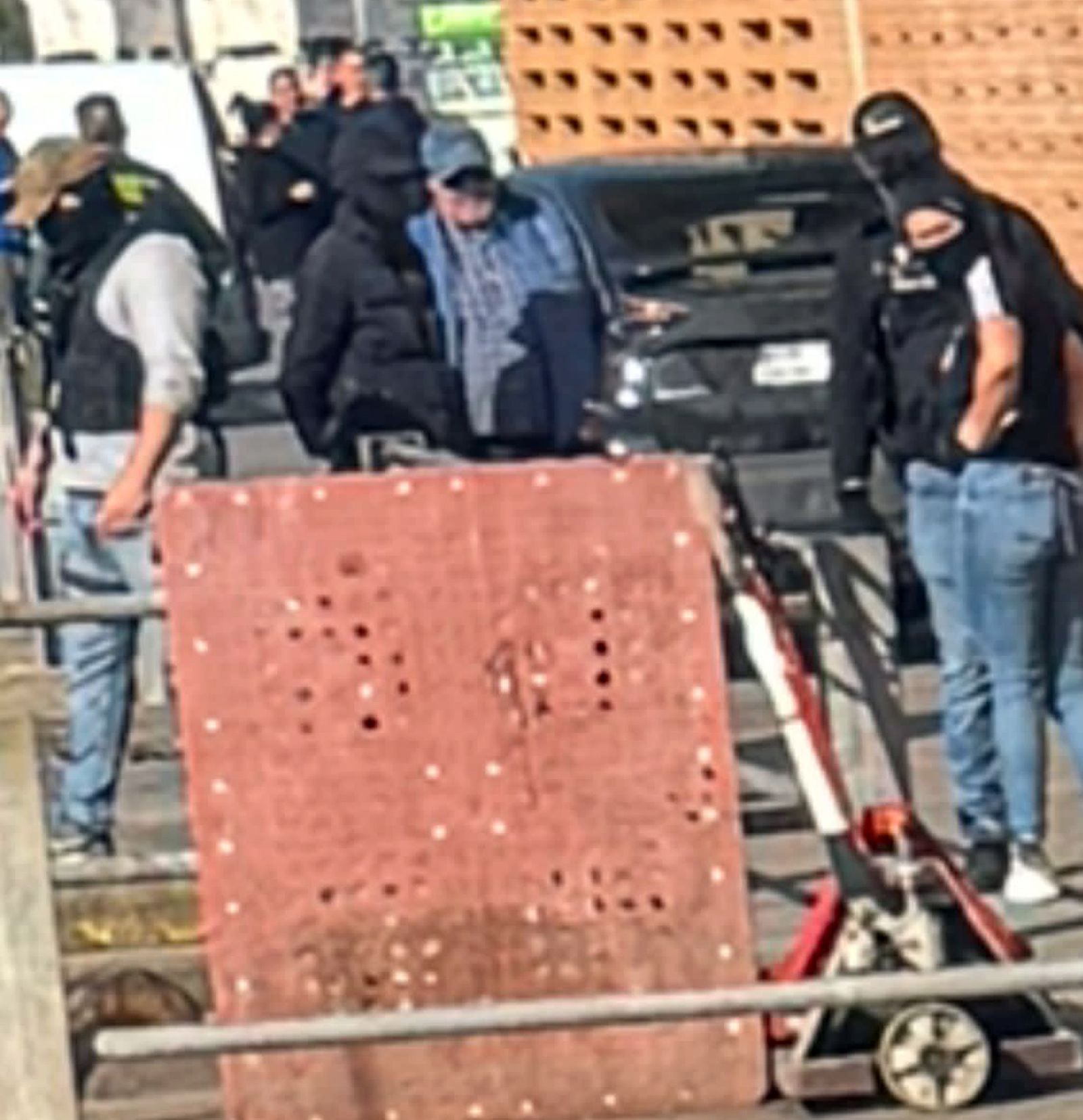 Agentes de Vigilancia Aduanera y de Guardia Civil durante la operación en Isla Cristina.