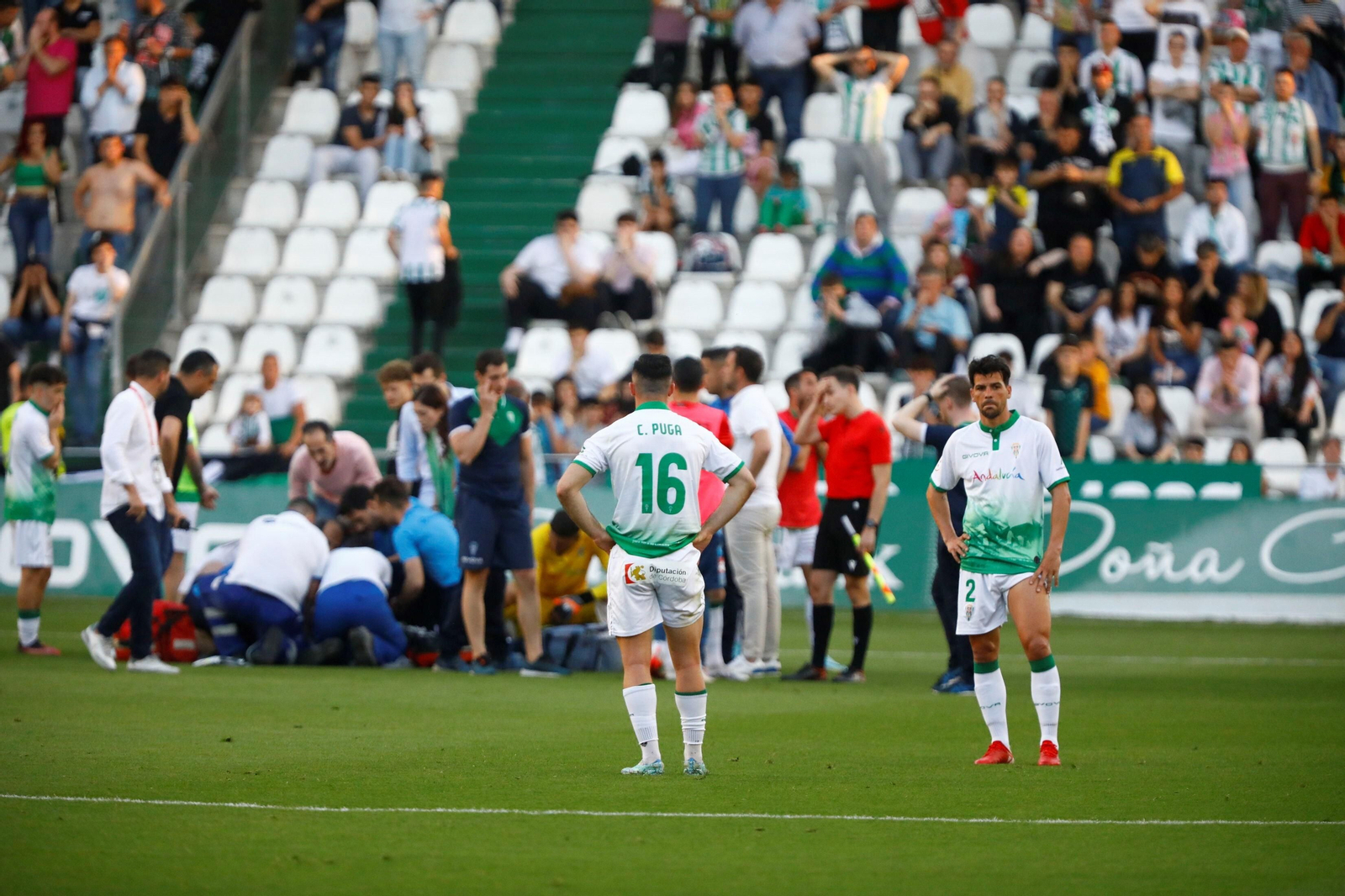 Los jugadores del Córdoba CF observan con nerviosismo el trabajo de los sanitarios para reanimar a Gudelj.