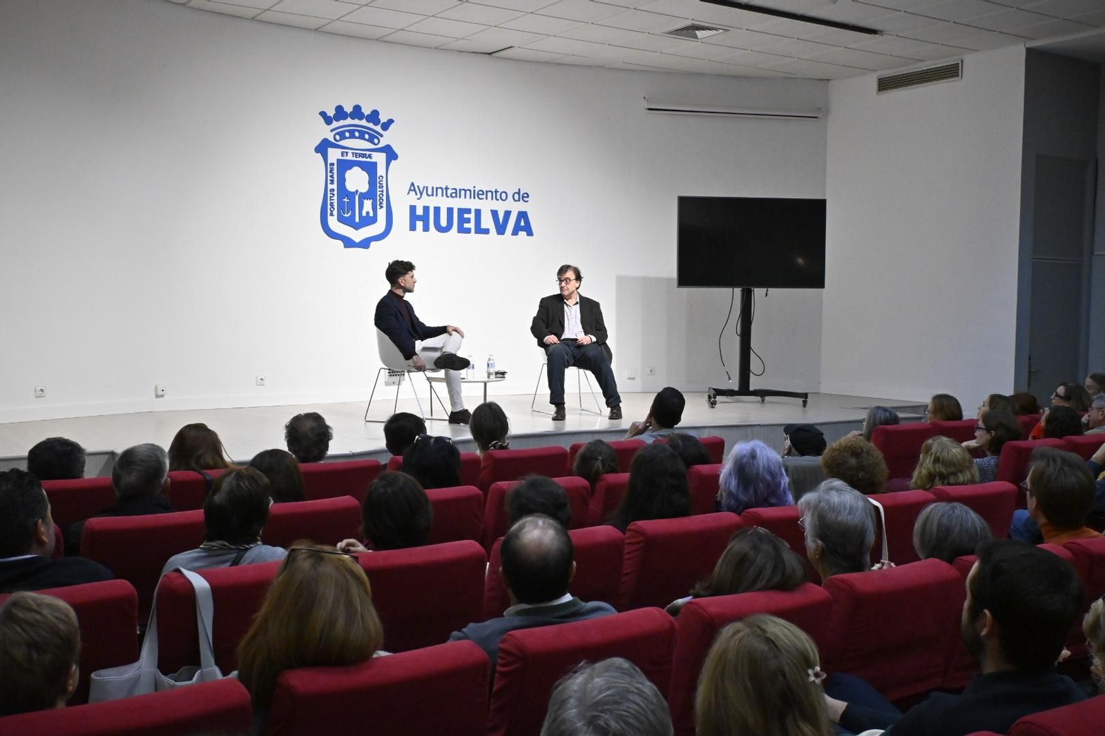 Imágenes del encuentro con el escritor Javier Cercas en Huelva