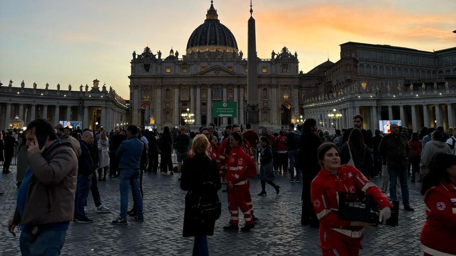 Una plaza de San Pedro abarrotada despide al Papa Francisco