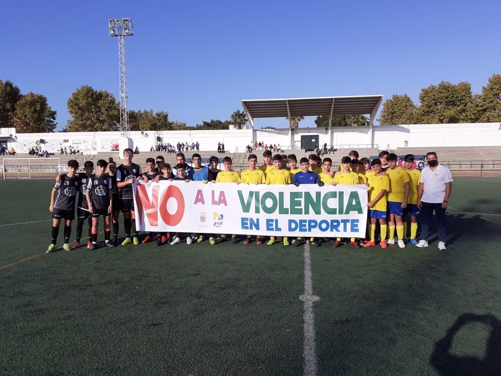 El fútbol onubense (en este caso Moguer) dejó claro su rechazo a la violencia.