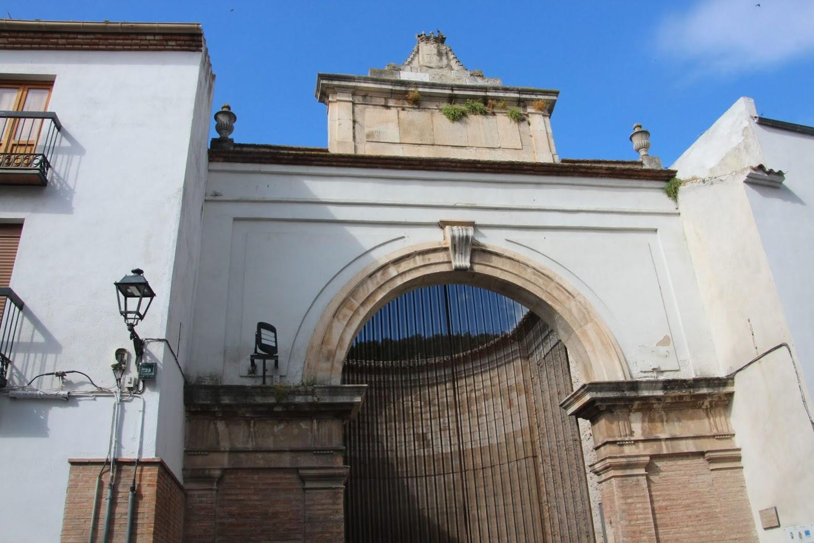 El raudal simboliza la fuente que dio vida a la ciudad. El raudal simboliza la fuente que dio vida a la ciudad.