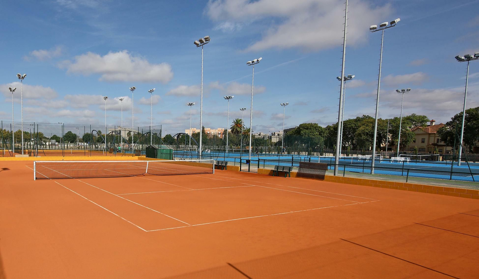Imagen de una de las tres pistas de tenis de tierra batida que tiene la instalación deportiva. Imagen de una de las tres pistas de tenis de tierra batida que tiene la instalación deportiva.