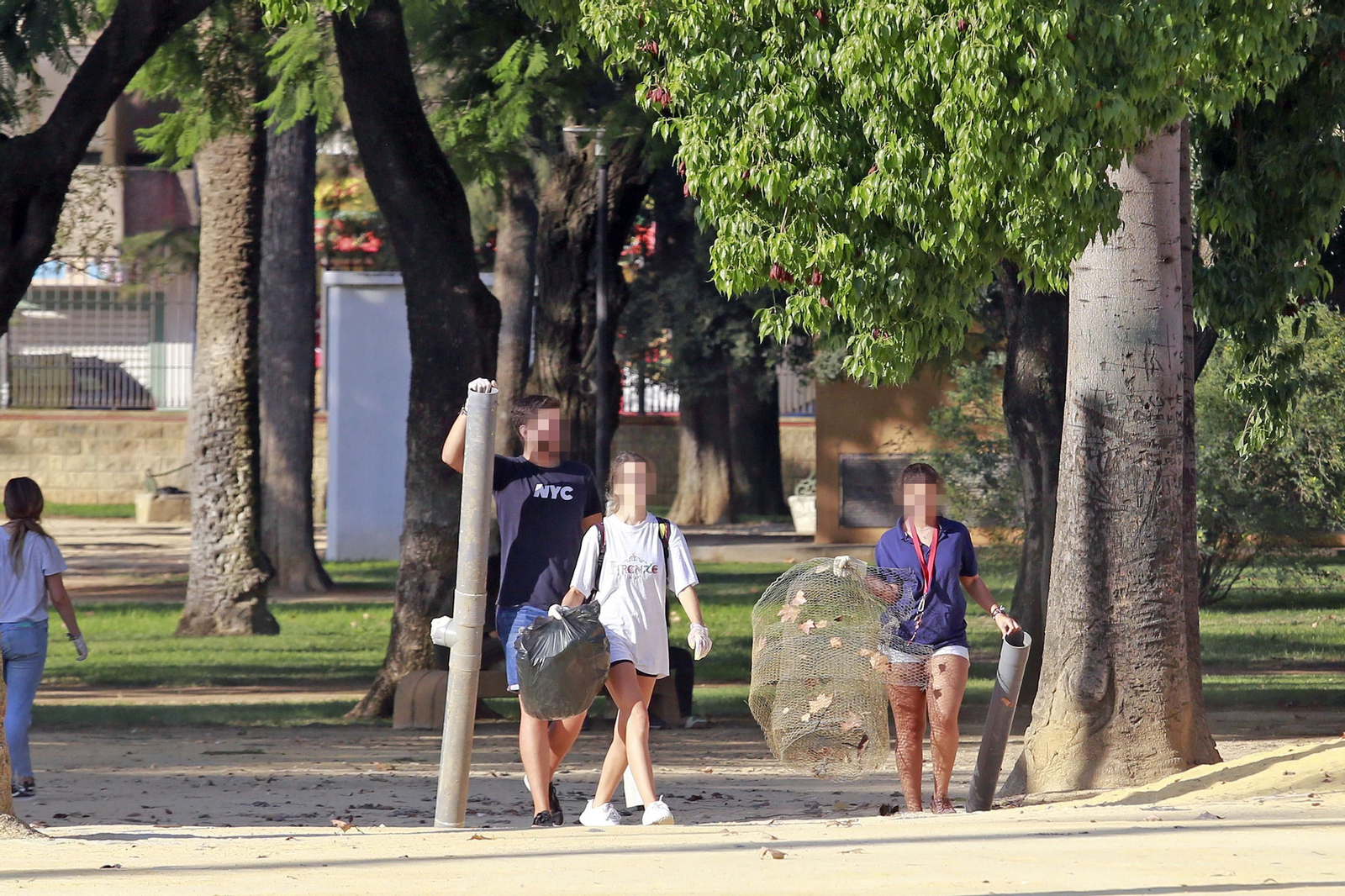 Imágenes del grupo juvenil Green Team Jerez limpiando en el Parque González Hontoria