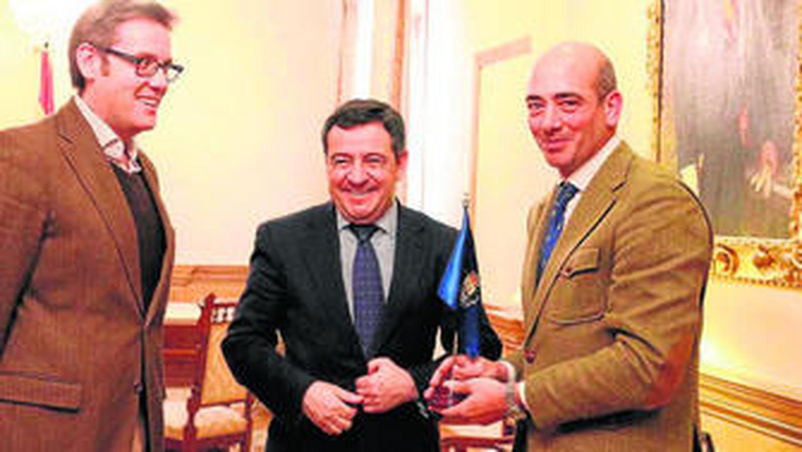 Pablo López Díaz (derecha), junto a José Loaiza (centro) y Daniel Nieto, ayer en el Consistorio isleño.