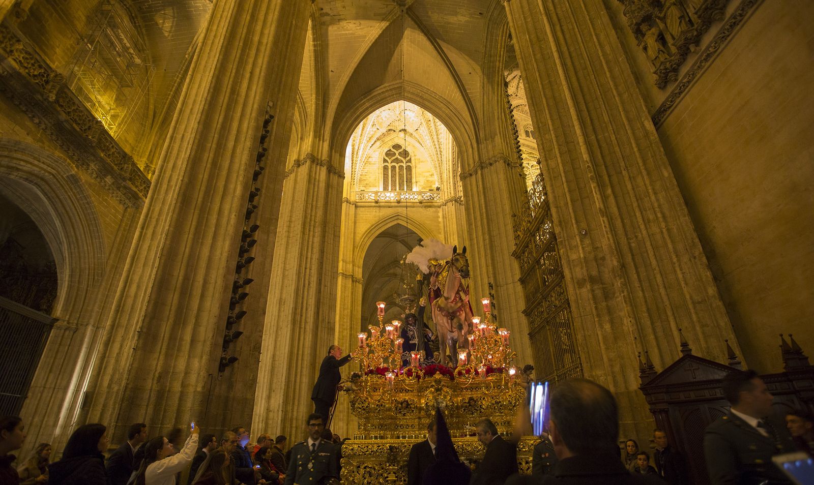 El paso de las hermandades de la Madrugada por la Catedral de Sevilla