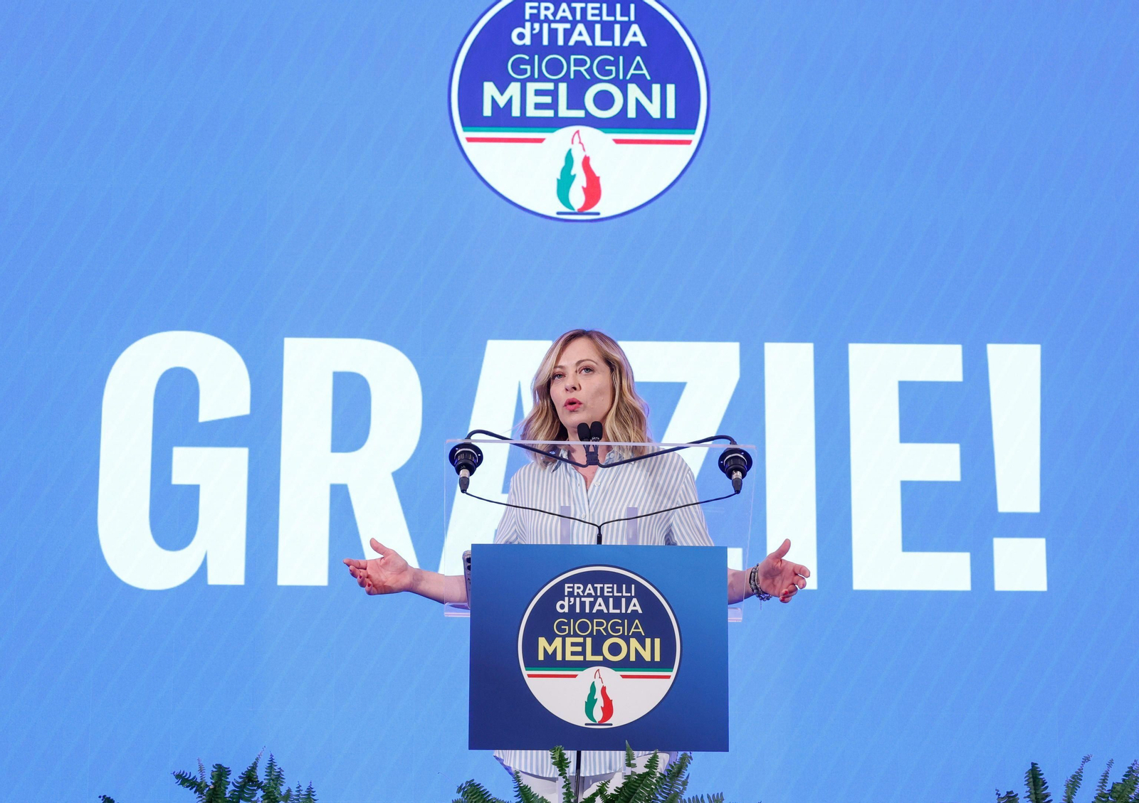 La primera ministra italiana, Giorgia Meloni, se dirige a la prensa en Roma.