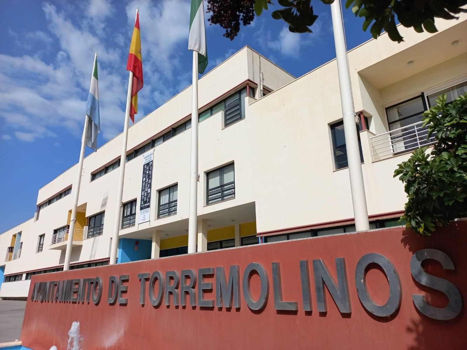 La fachada principal del Ayuntamiento de Torremolinos.