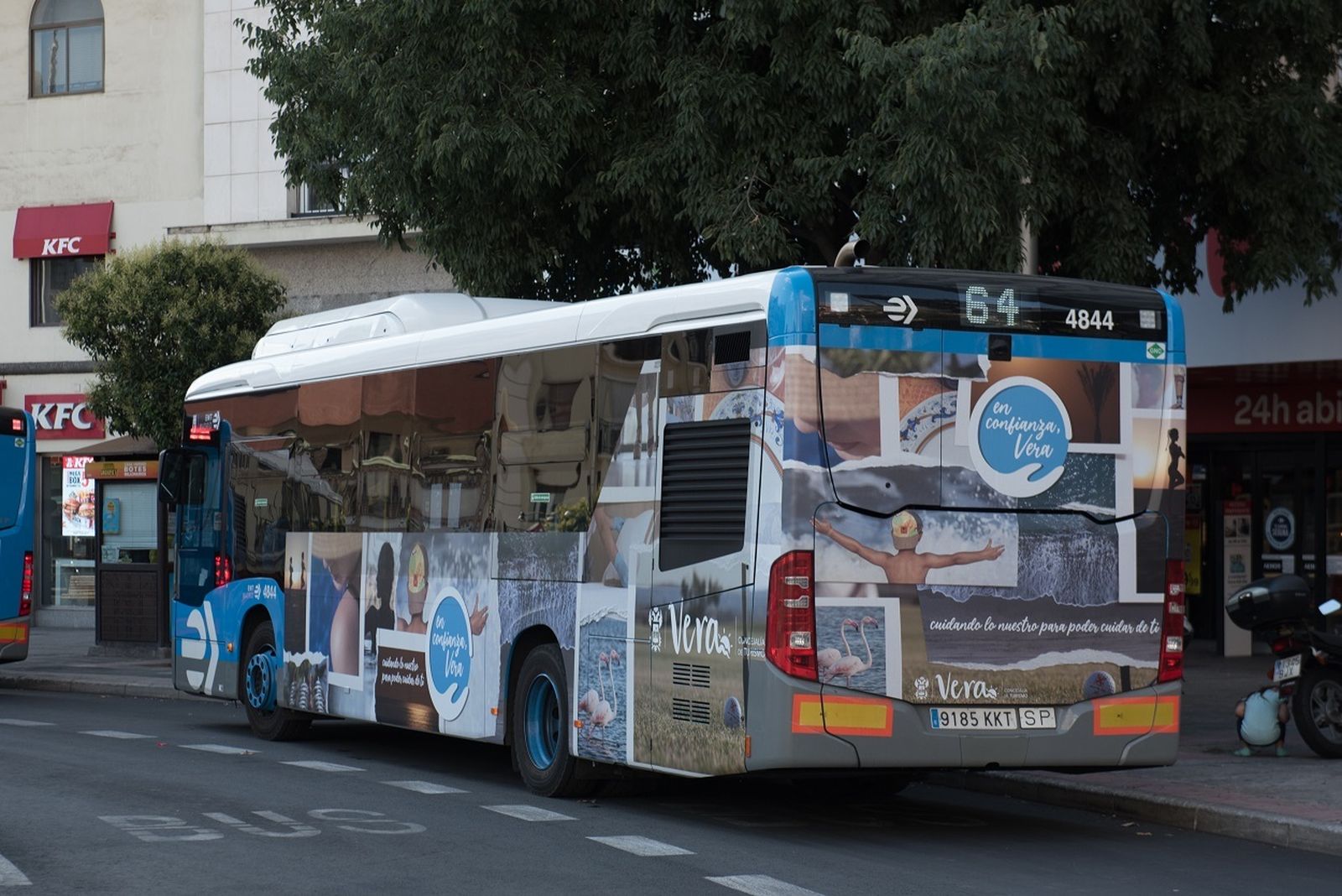 Uno de los autobuses madrileños, con la campaña promocional de Vera.