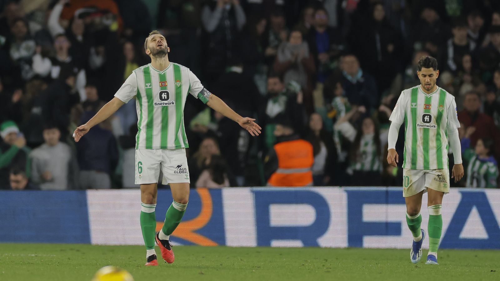 Pezzella celebra el gol del empate