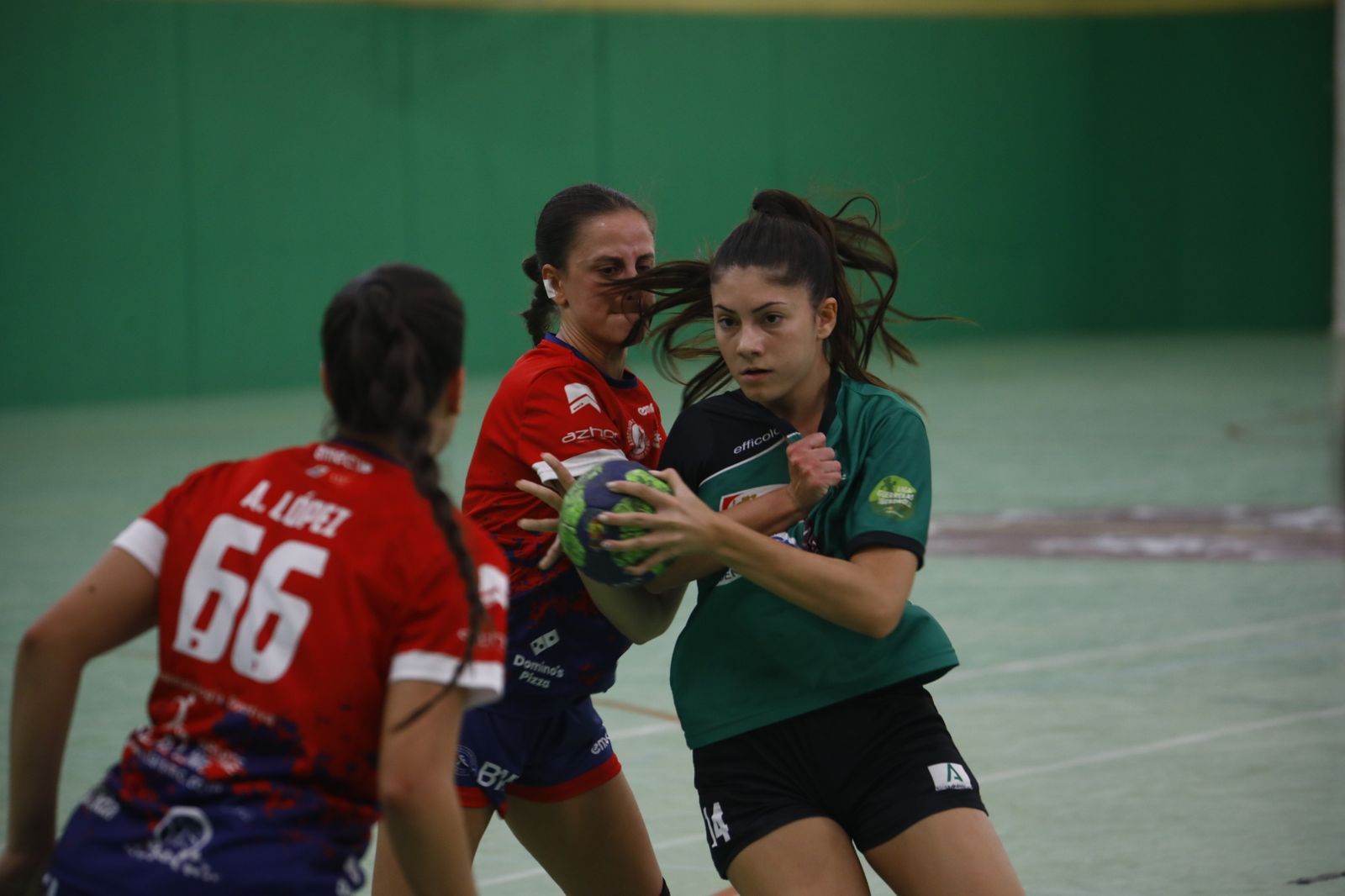 Lucía Vacas es presionada por dos jugadoras del Sanse.