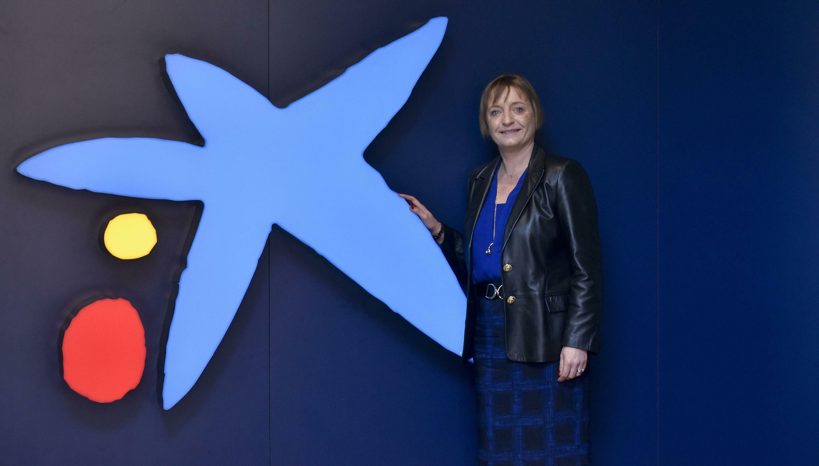 María Jesús Catalá posa para la entrevista en la calle Sierpes de Sevilla, donde está la sede de la terrirorial.