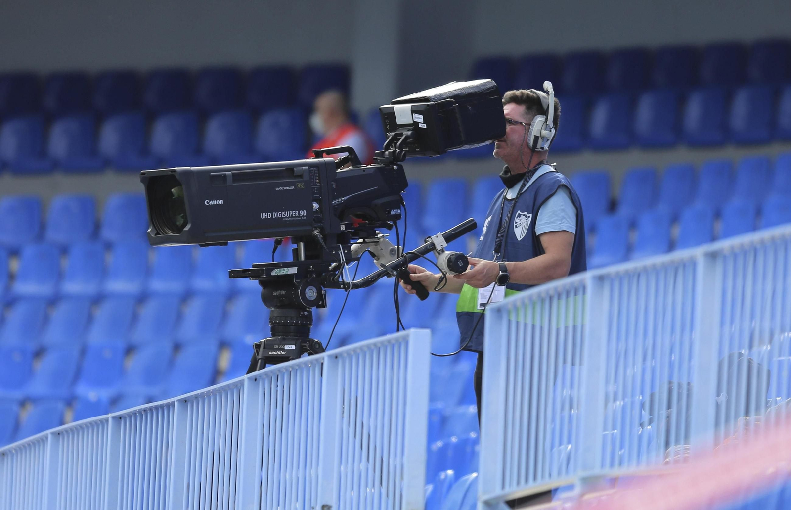 Un operador de cámara, durante un partido de LaLiga