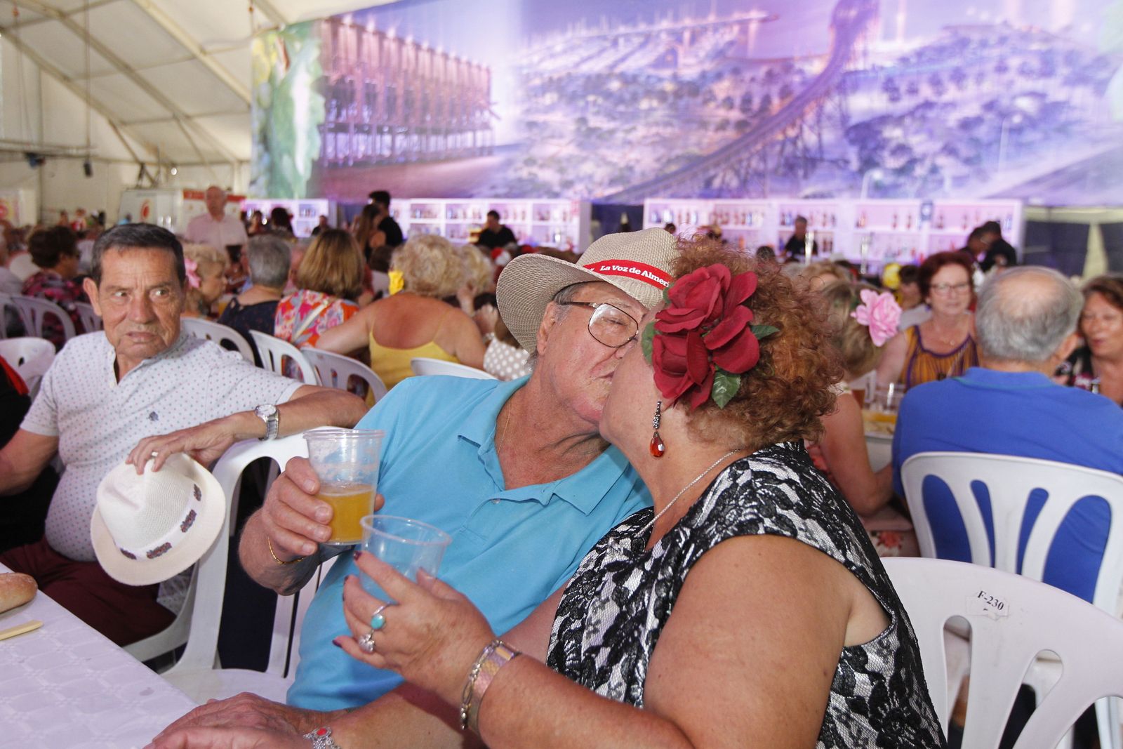 Fotogalería comida homenaje a los mayores. Feria de Almería 2019