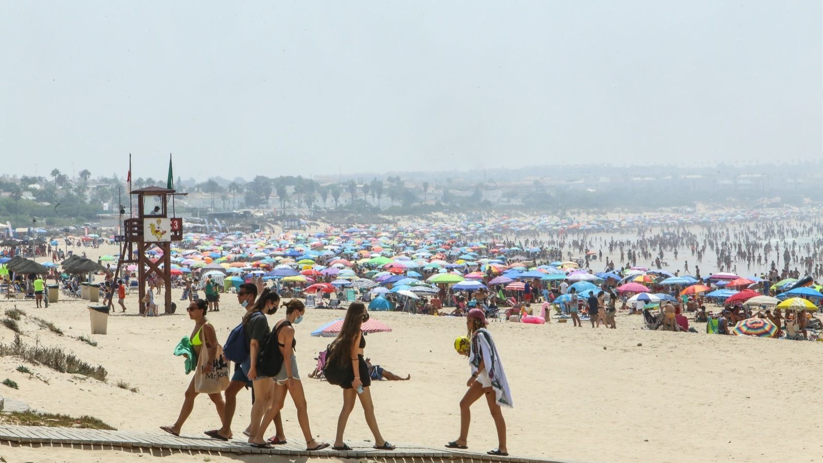 La playa La Barrosa, refugio contra el calor.
