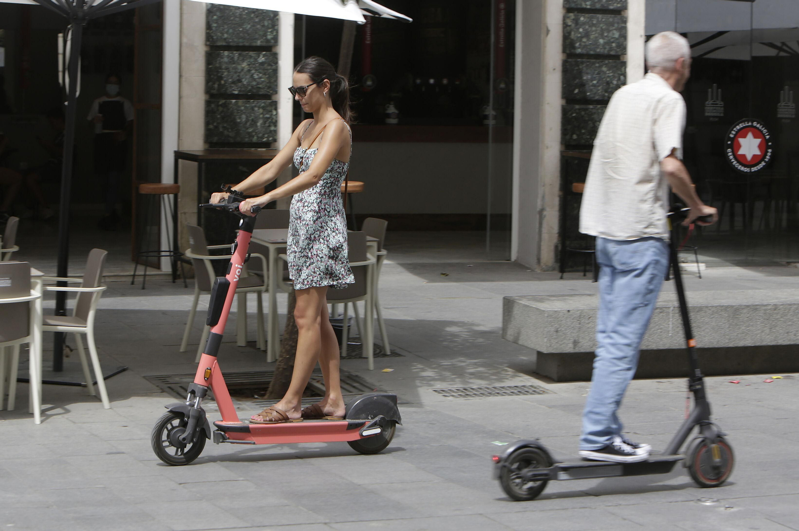 Dos usuarios de patinetes eléctricos. Dos usuarios de patinetes eléctricos.
