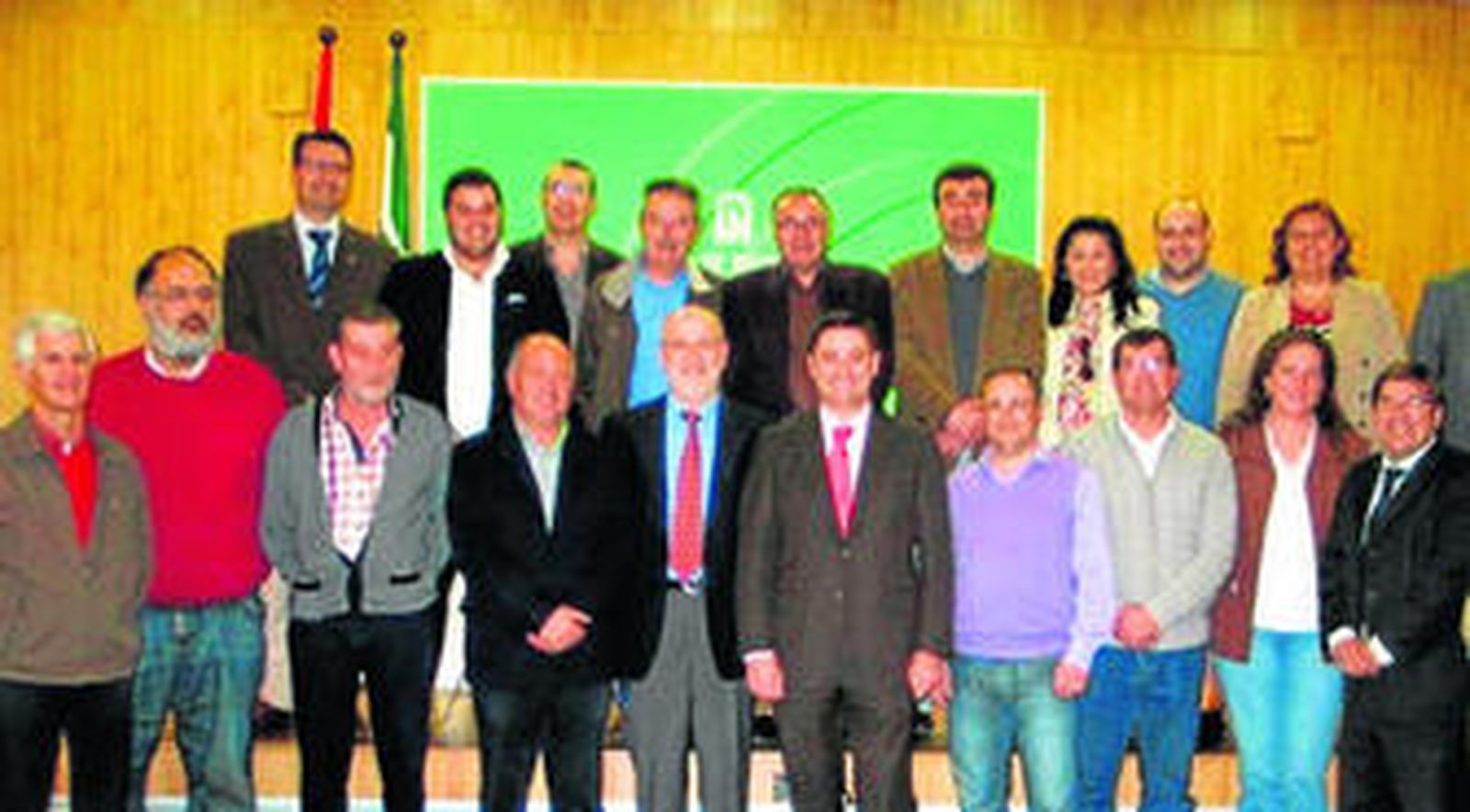Los representantes de los ayuntamientos onubenses que asistieron ayer a la reunión. En el centro, Manuel A. Jiménez, y Juan Ignacio Serrano.