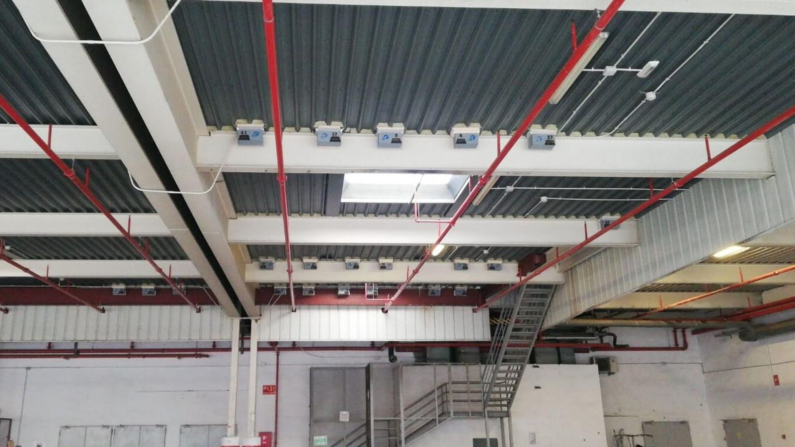 Cajas-nido colocadas en la nave de carga del centro comercial La Sierra.