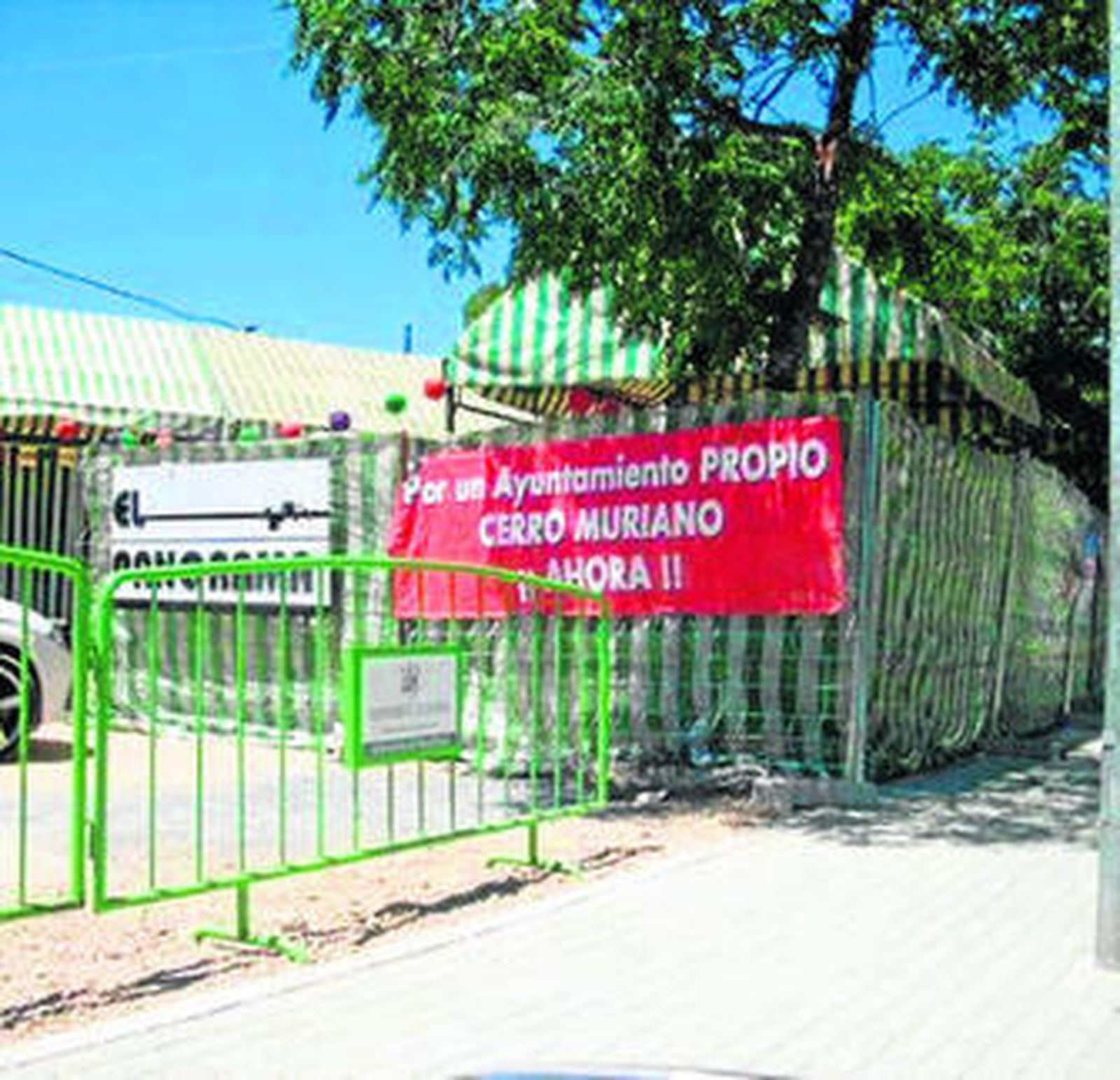 Uno de los carteles alusivos a la independencia colgados en la Feria.
