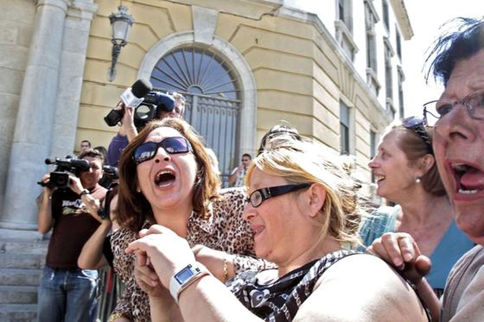 Prensa del corazón y curiosos aguardan en la puerta de la audiencia a los acusados en el segundo día del juicio por la ´Operación Karlos´. 

Foto: Lourdes de Vicente