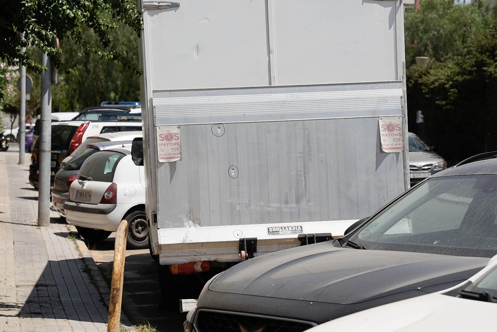 Así ha quedado la camioneta tiroteada en El Toyo por la Policía Local.