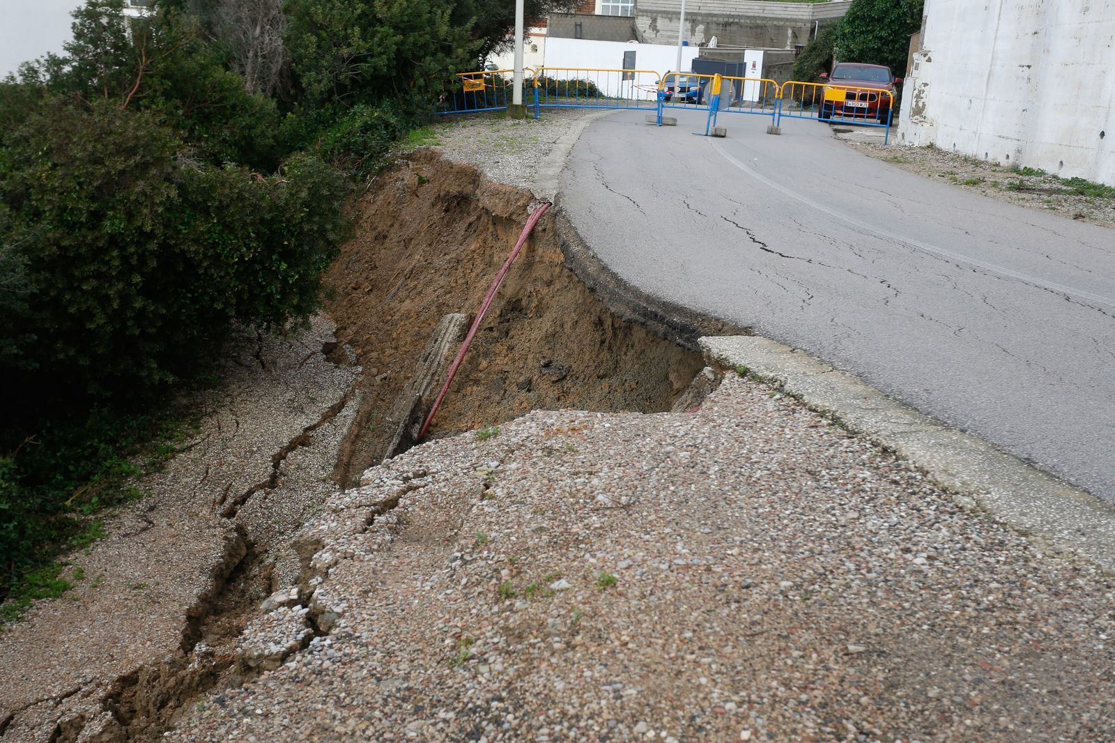 Las fotografías de los desprendimientos en varias calles de la urbanización El Faro, en Algeciras