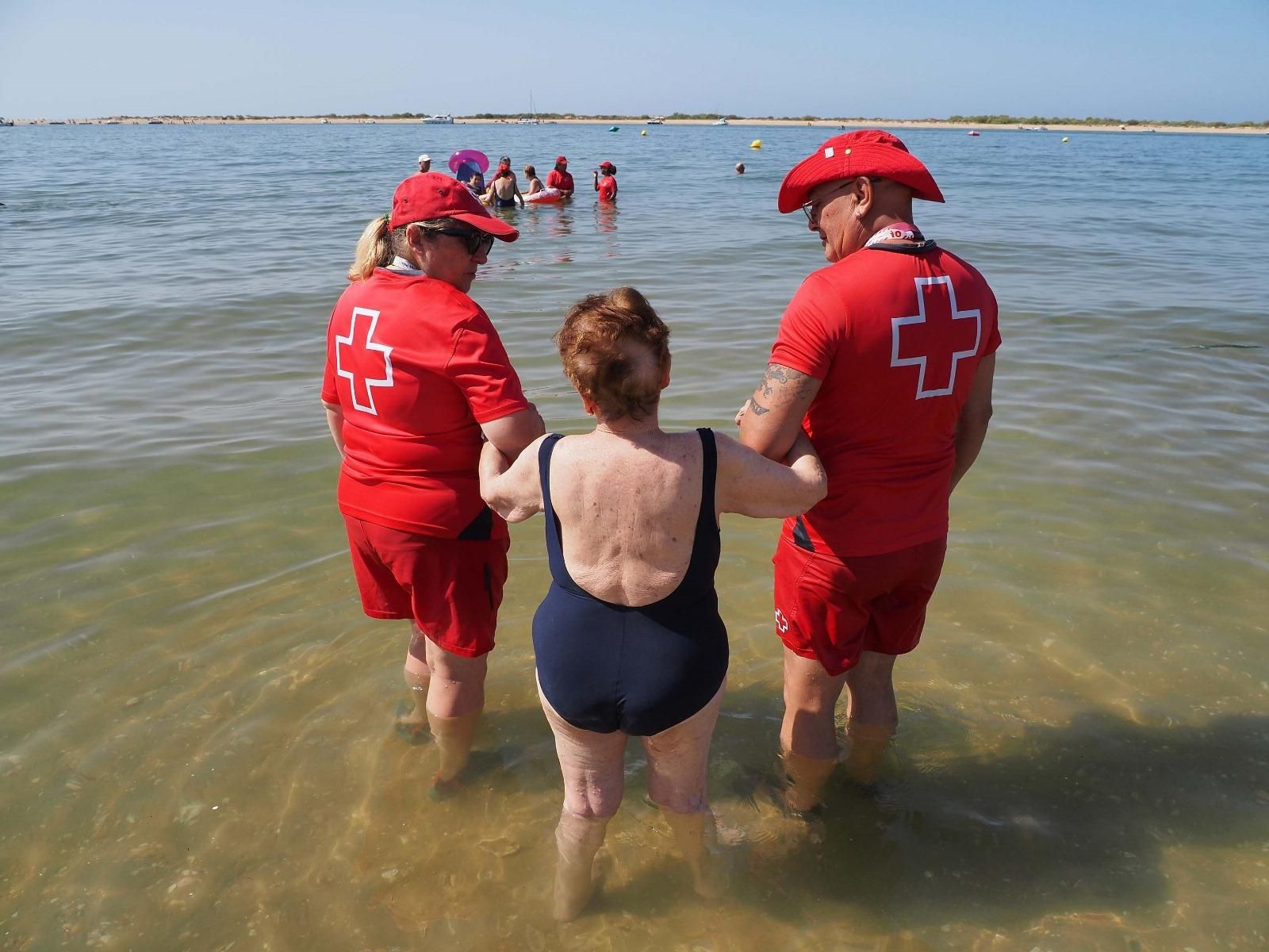 Las mejores imágenes del baño sin fronteras de Cruz Roja en la playa de Cartaya