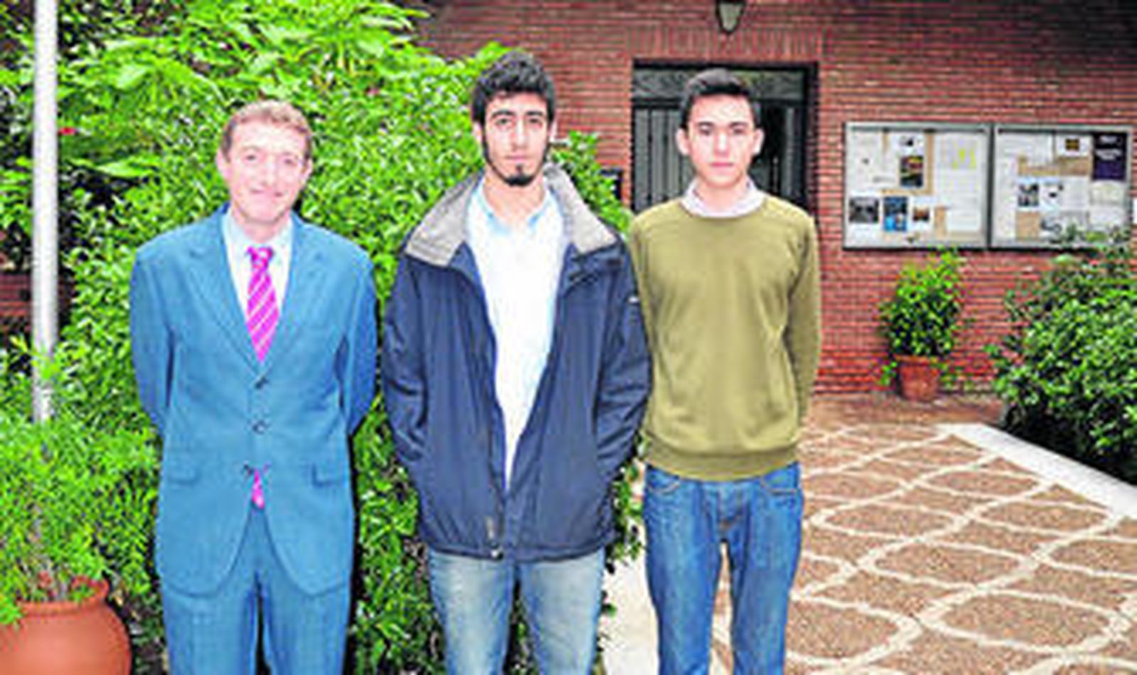 El profesor Francisco Javier Galán con José Carlos Fernández y Javier Sánchez.