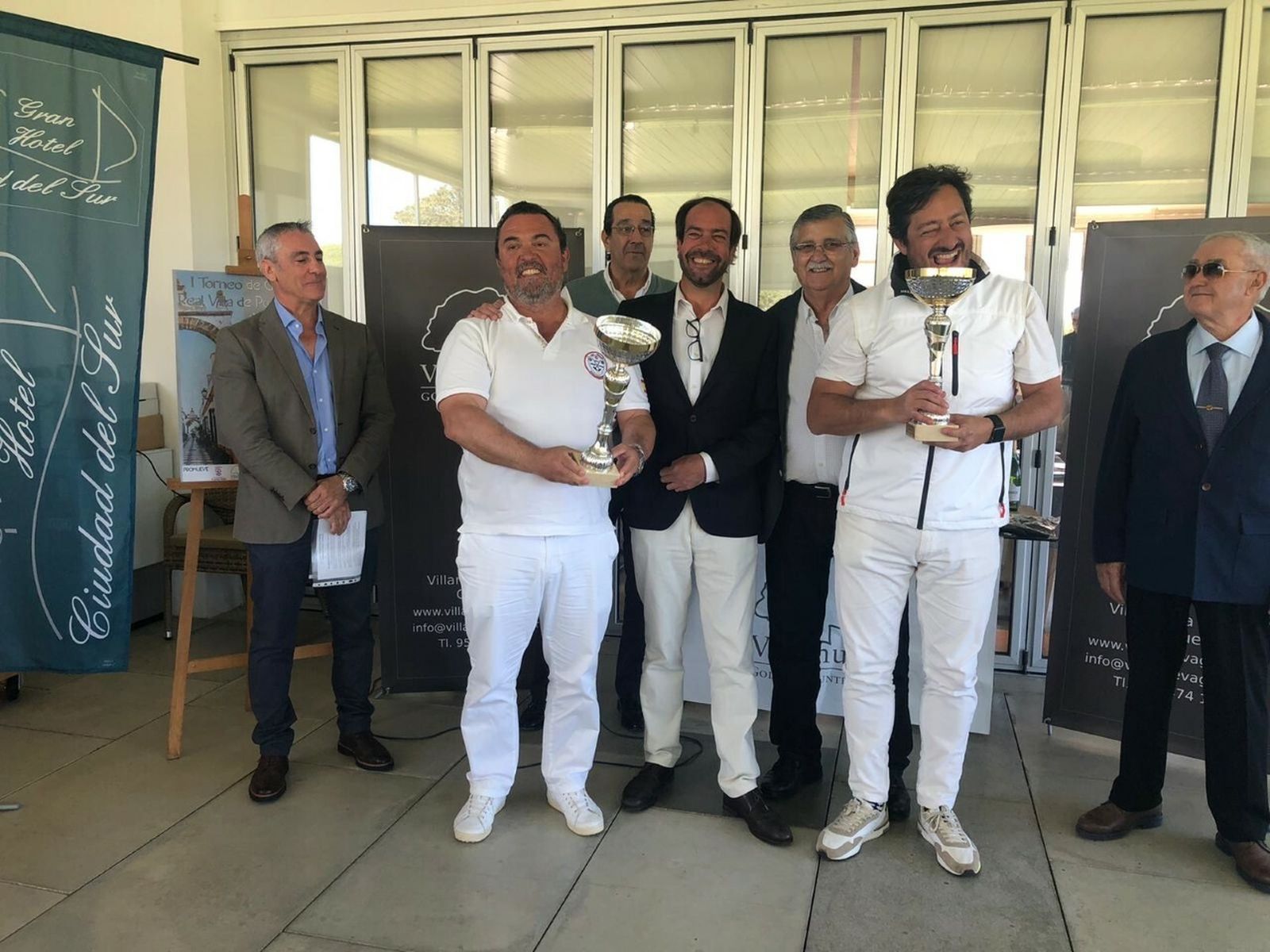 Los vencedores del torneo puertorrealeño reciben los trofeos.