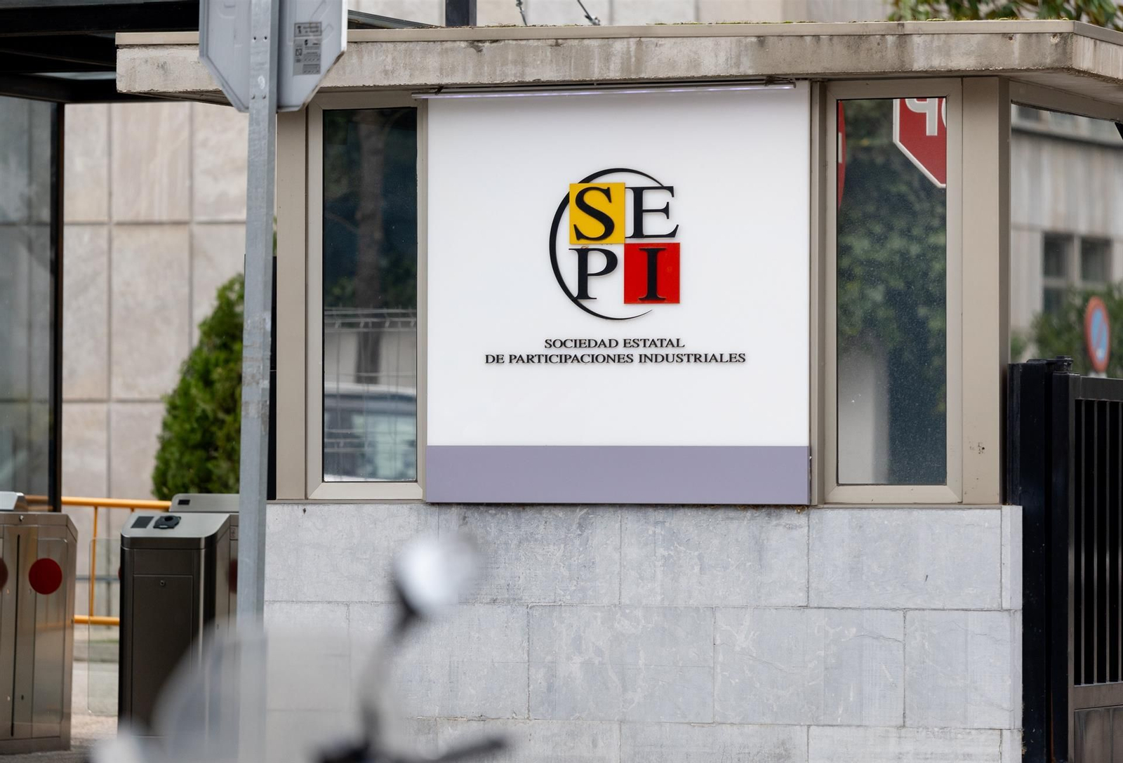 Control de acceso a la sede de la SEPI en Madrid (España).
