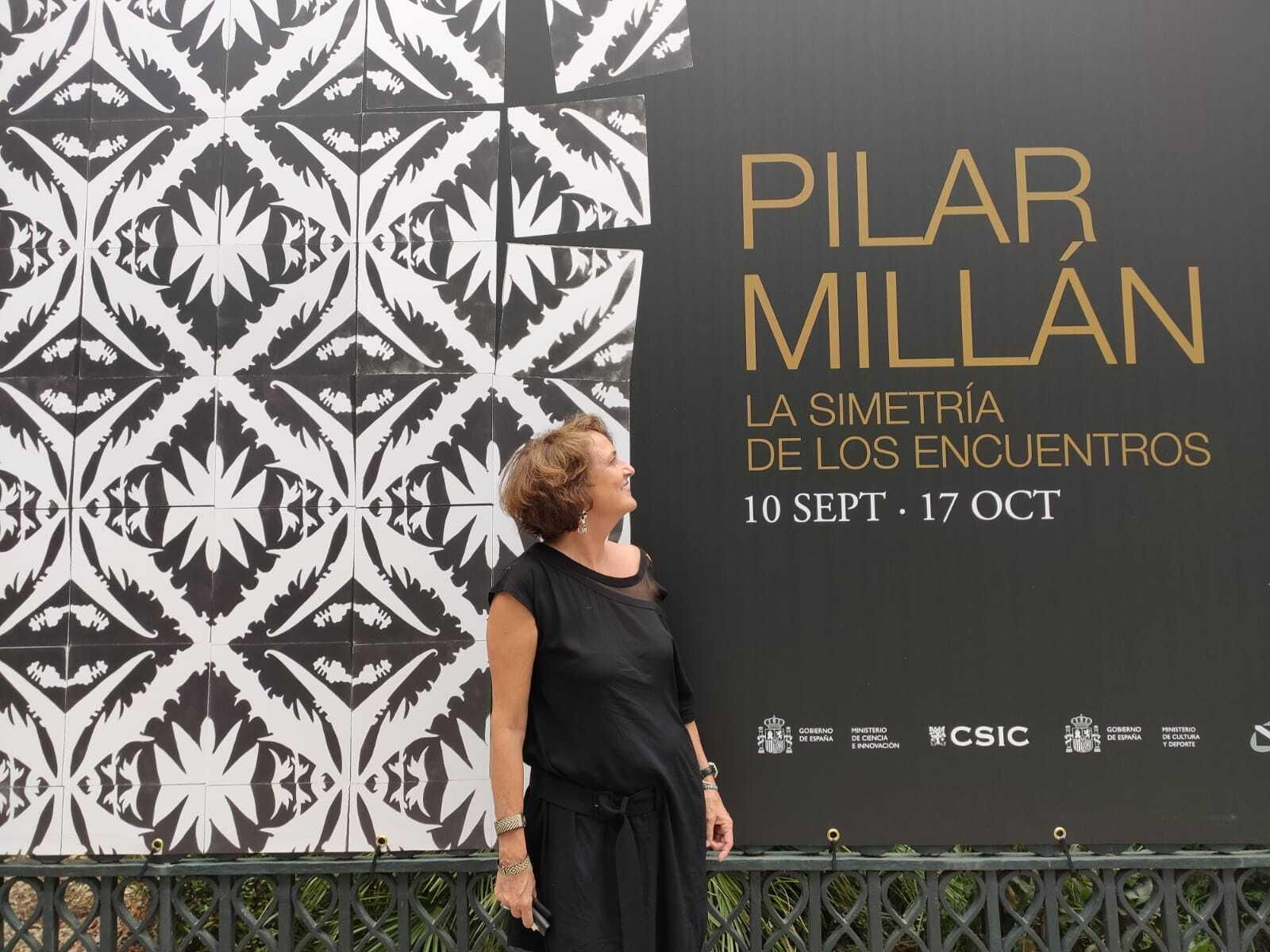 Pilar Millán, ante el cartel de su exposición en el Real Jardín Botánico de Madrid.