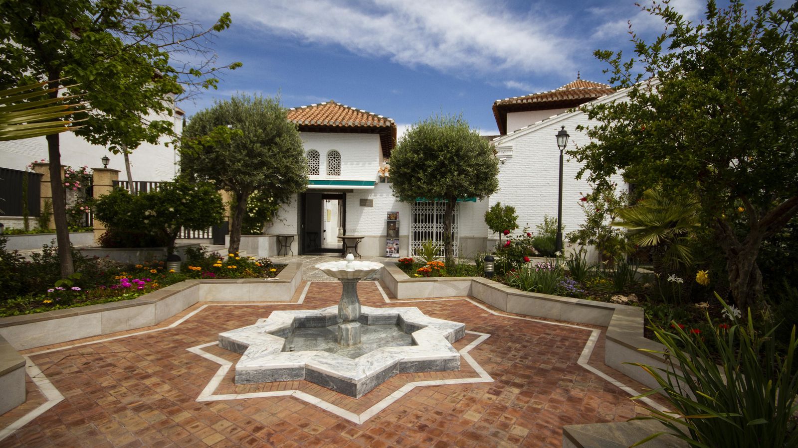 La Mezquita Mayor está rodeada de fuentes y de plantas.