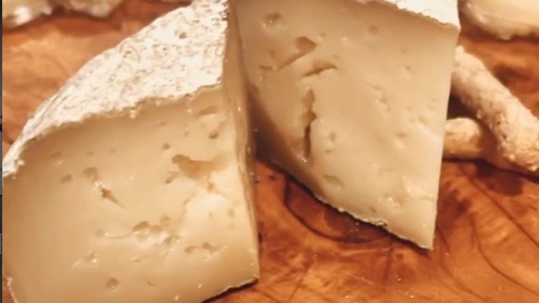 Feria del queso artesano en este pueblo a 10 minutos de Sevilla con degustaciones, tapas y bebidas