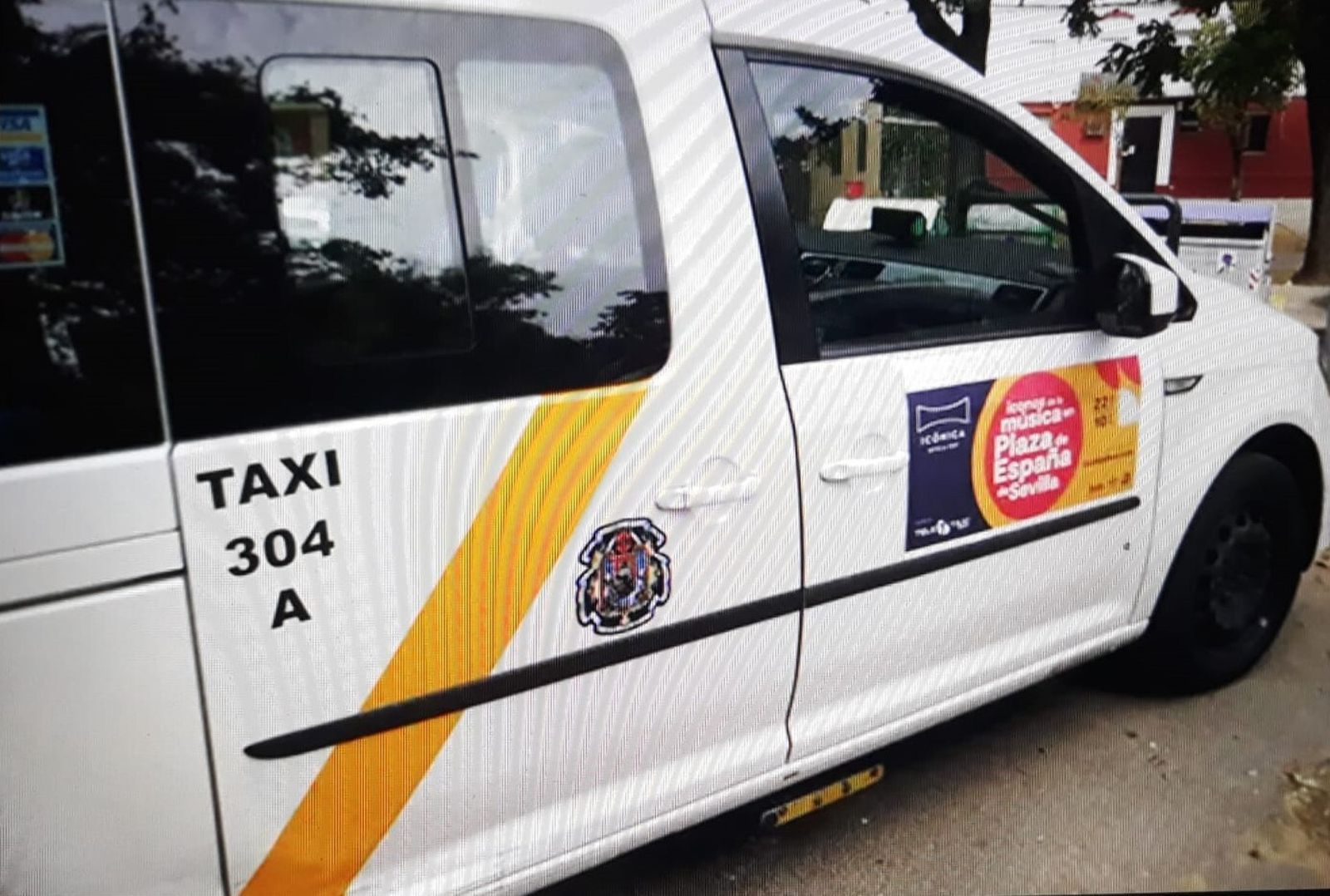 Un vehículo eurotaxi en Sevilla.