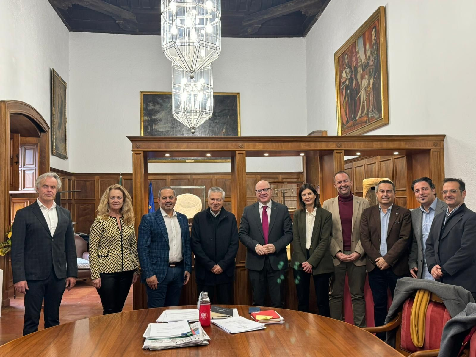 Reunión entre el presidente y consejero delegado de Fresh Del Monte, Mohammad Abu-Ghazaleh; el rector de la UGR, Pedro Mercado; el director de Transferencia e Innovación de la UGR, Carlos Sampedro, y los investigadores Juan Antonio Marchal y Vito Verardo, entre otros.